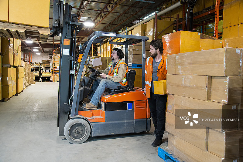 仓库安全：工人靠近叉车危险区图片素材