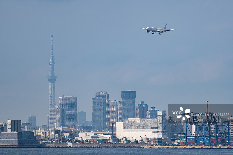 飞机降落在日本东京羽田国际机场图片素材