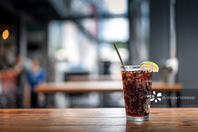 桌子上的可乐杯图片素材