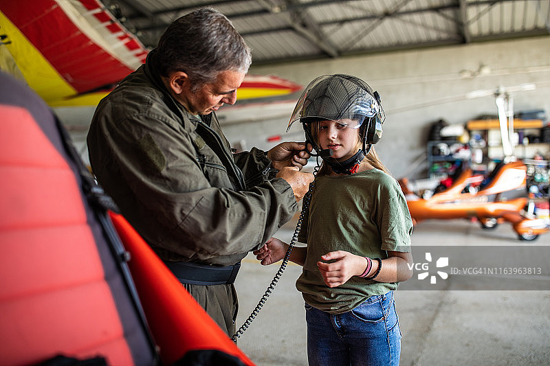 让我来帮你戴头盔图片素材
