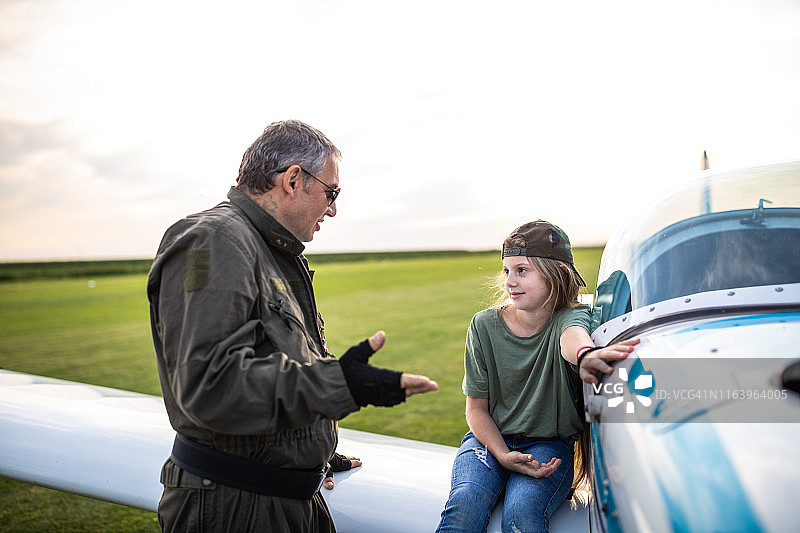 听飞行员爸爸的指令图片素材