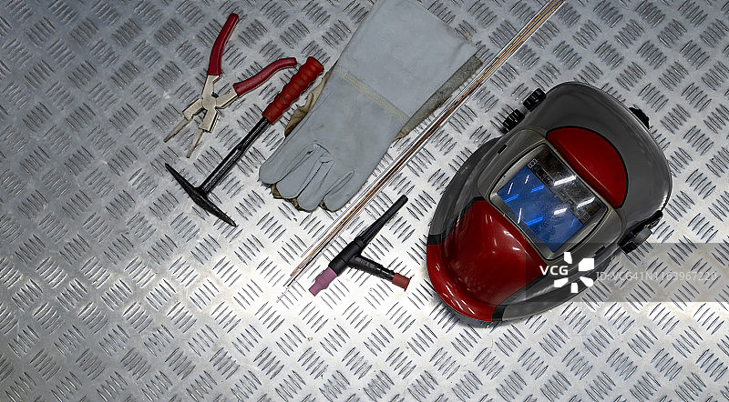 放置在钢地板上的焊接设备图片素材