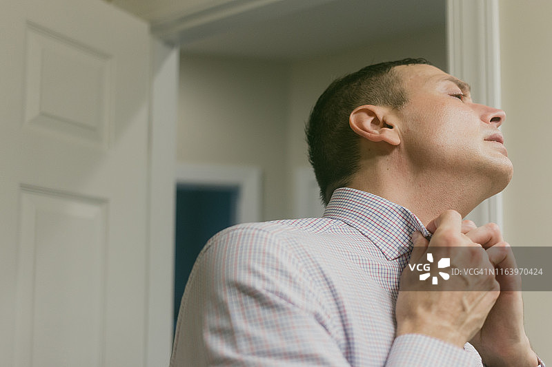 疲惫的男人穿好衣服去上班图片素材