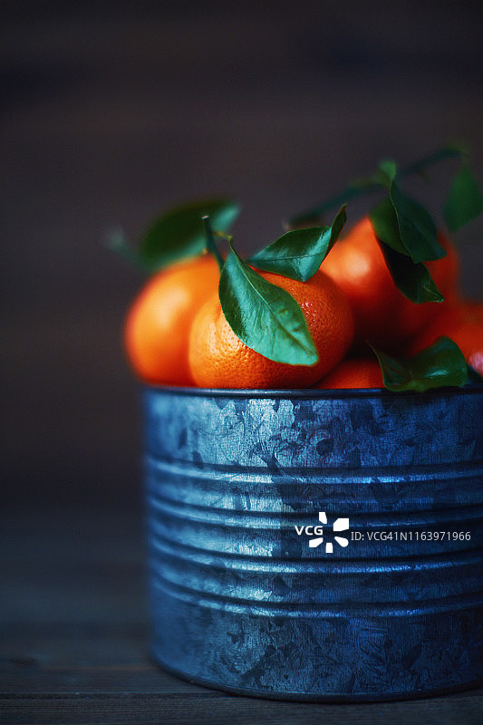 金属桶中橘子的乡村风格静物图像图片素材