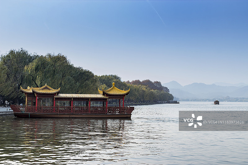 中国杭州西湖上的游船图片素材