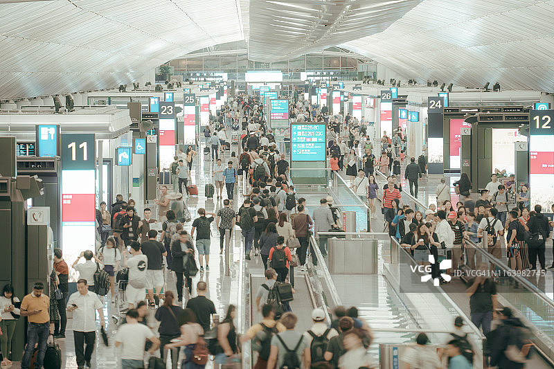 机场航站楼的通勤人群图片素材