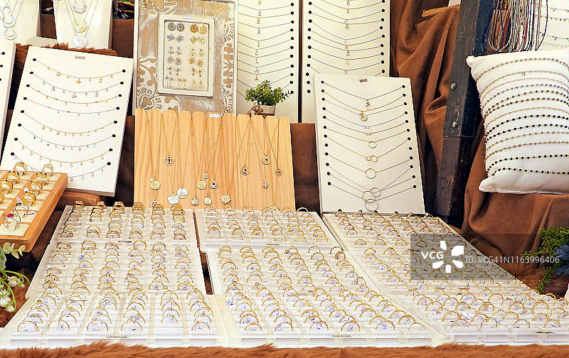 街头市场的珠宝店图片素材
