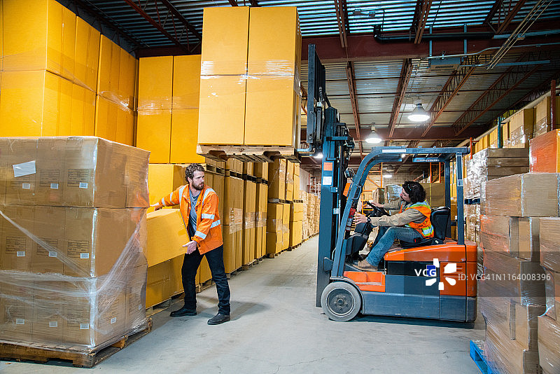 仓库安全：工人靠近叉车危险区图片素材