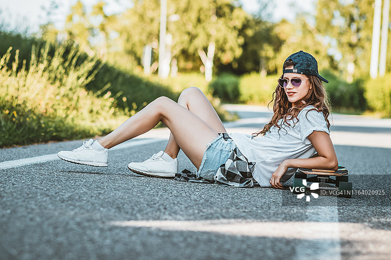 城市街头年轻滑板女孩肖像图片素材