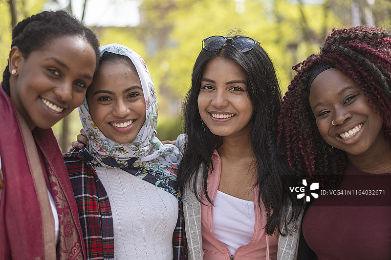 不同民族的朋友图片素材