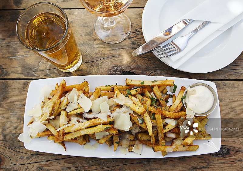 搭配帕尔马干酪、香草和蒜泥蛋黄酱的薯条图片素材