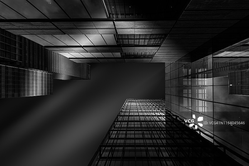 低角度拍摄：夜晚天空下的现代建筑图片素材