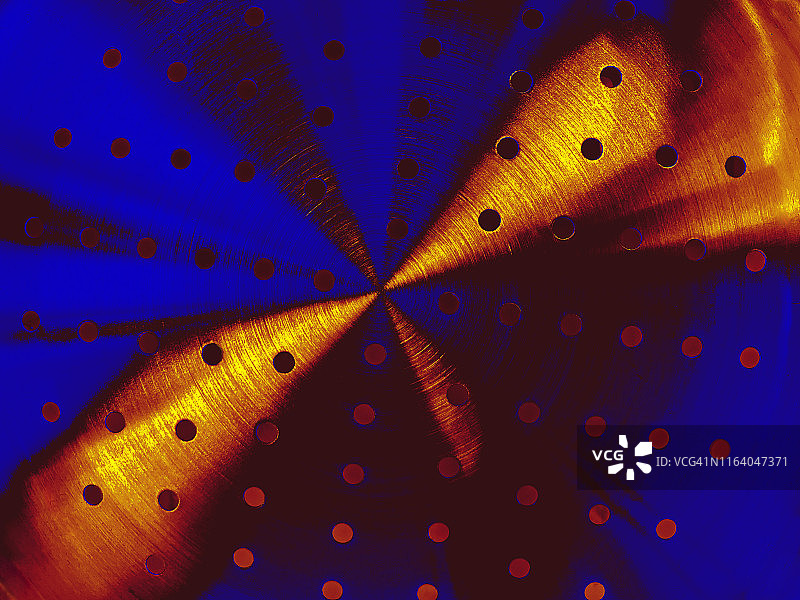 蓝色和金色金属漏勺的图像处理图片素材