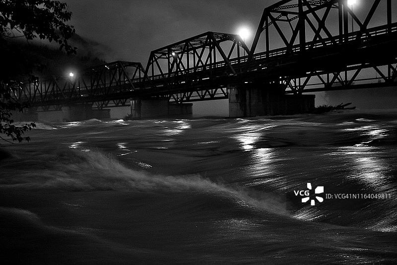斯基纳河老桥黑白照图片素材