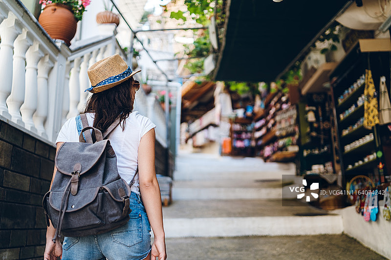 街头市场的女游客图片素材