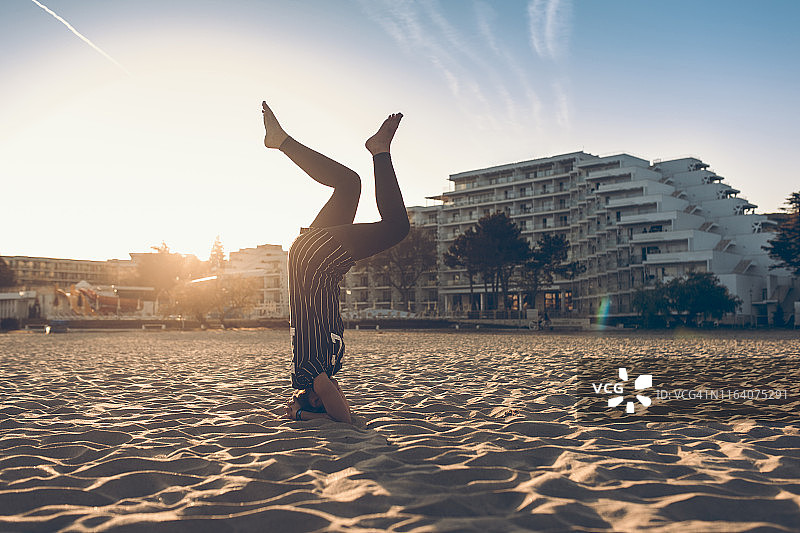 在海滩上练习瑜伽的女人图片素材