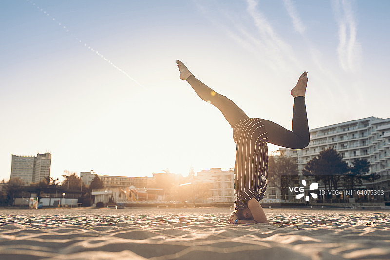在海滩上练习瑜伽的女人图片素材