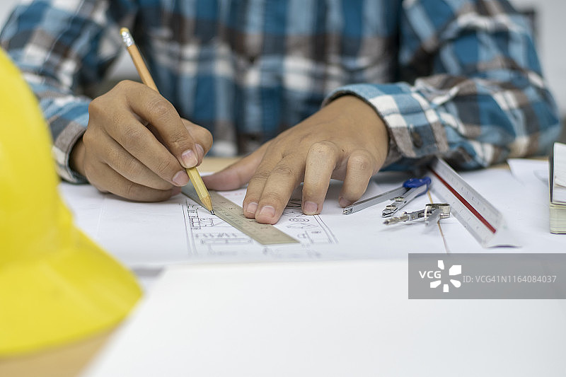 特写：建筑师在施工现场的项目图纸上绘制建筑项目草图图片素材