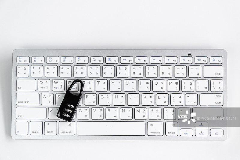 板上的锁，锁和键盘图片素材