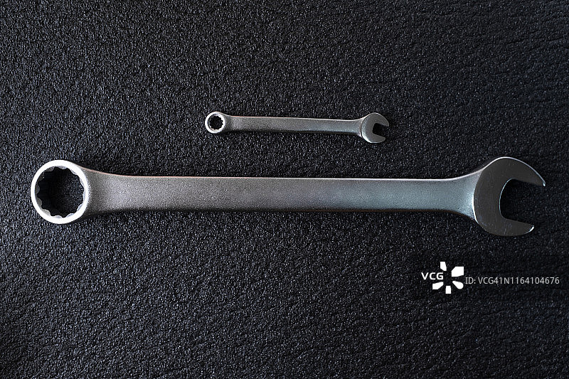 用于专业汽车维修的两个扳手图片素材