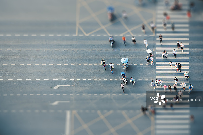 人们走在斑马线上图片素材