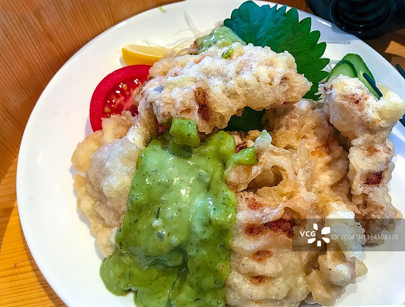 日式炸鲑鱼鳟鱼片图片素材