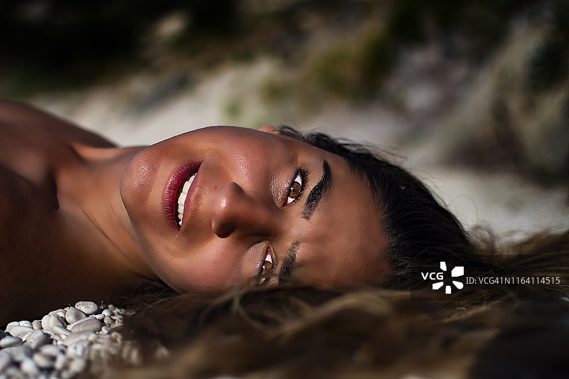 希腊莱夫卡达海滩上的美丽女孩图片素材