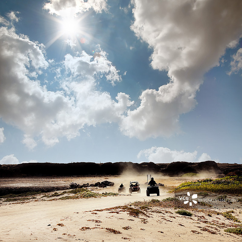 在尘土飞扬的土路上行驶的越野车队图片素材