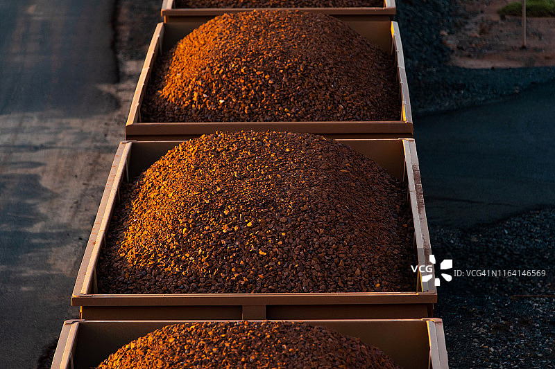 货运火车运输铁矿石图片素材