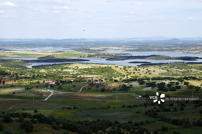 从蒙萨拉斯山顶聚落俯瞰乡村景观图片素材