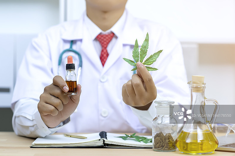 实验室里研究大麻植物油的男科学家图片素材