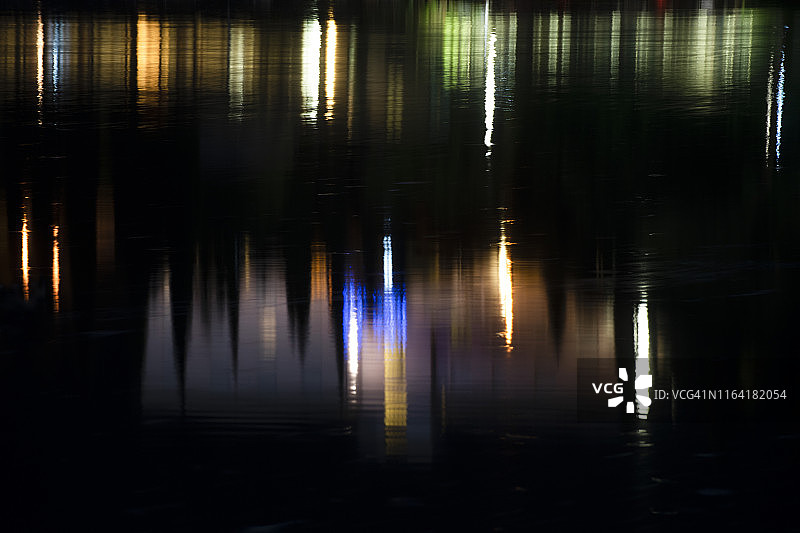 水面霓虹灯光倒影图片素材