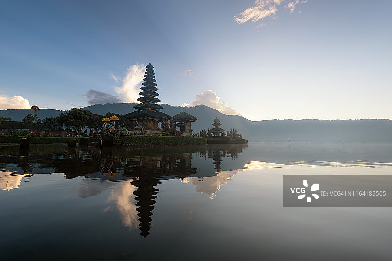 布拉坦湖水神庙图片素材