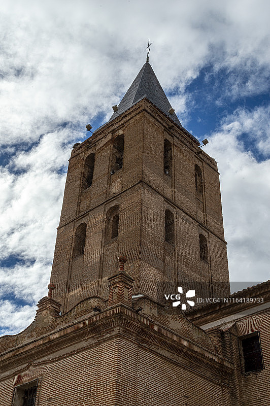 西班牙阿维拉，Madrigal de las Altas Torres的圣尼古拉斯·德·巴里教堂图片素材