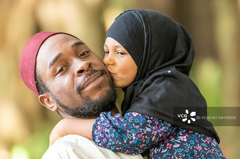 穆斯林父亲送女儿上学图片素材