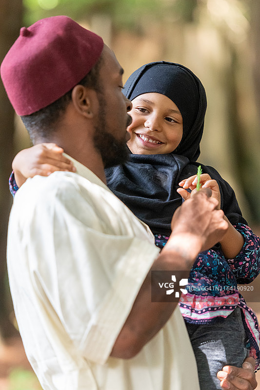 穆斯林父亲送女儿上学图片素材