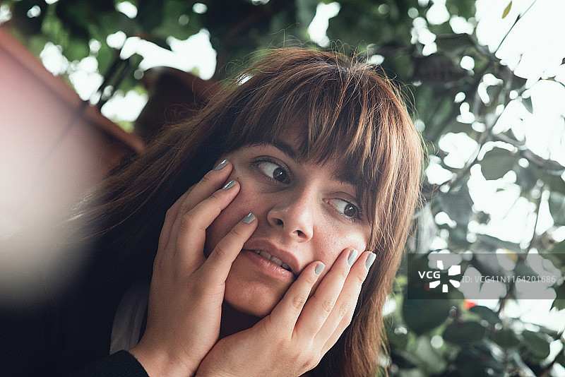 忧虑的年轻女士图片素材