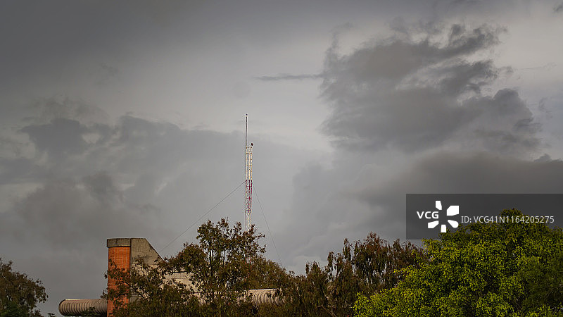 建筑物和树木上方的暴风雨天空图片素材