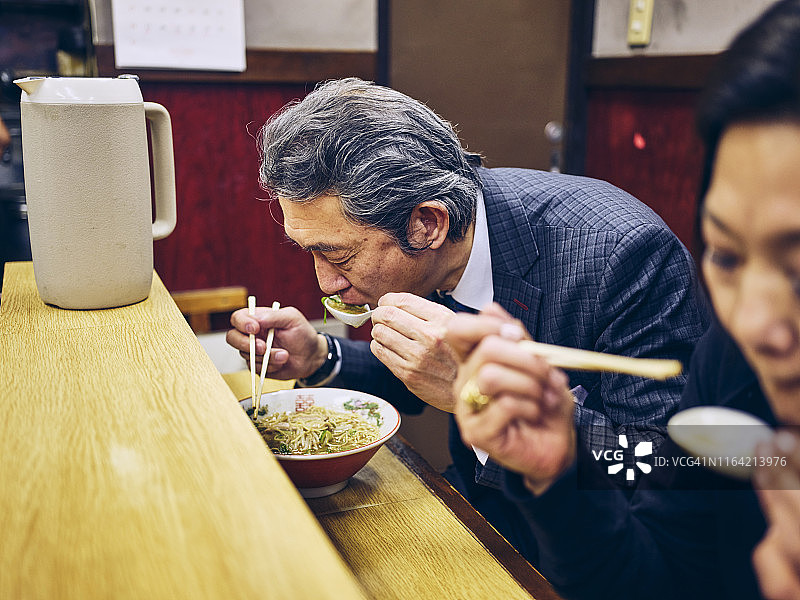 东京拉面馆里的顾客图片素材