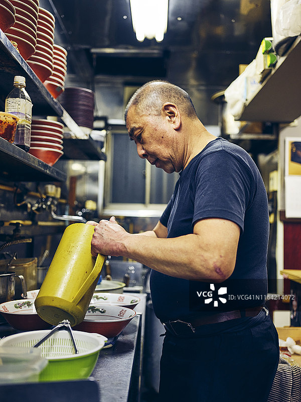 日本东京的拉面店主图片素材