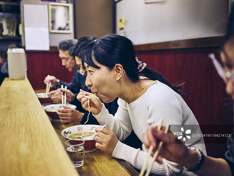 东京拉面馆里的顾客图片素材