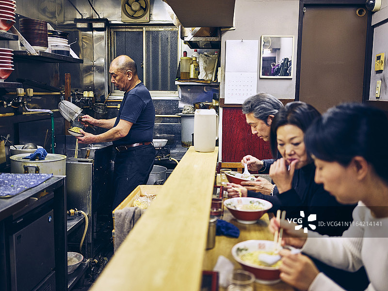 东京拉面馆里的顾客图片素材