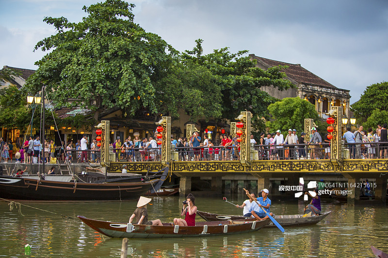 在会安河日落时分沿河划船图片素材
