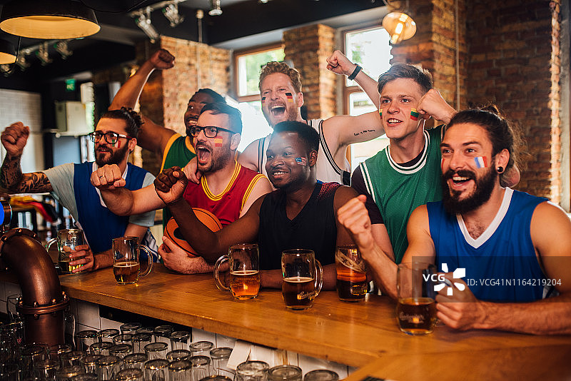 观看比赛的人群图片素材