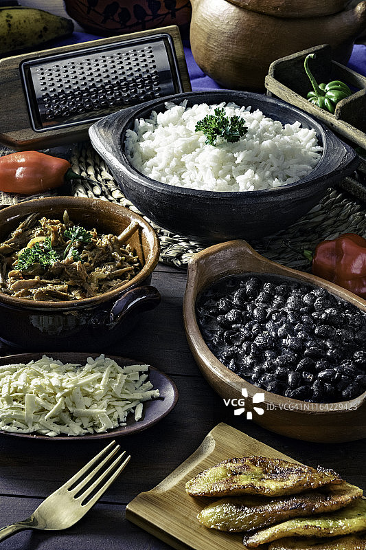 委内瑞拉传统食物：克里奥尔帕贝隆配玉米饼图片素材