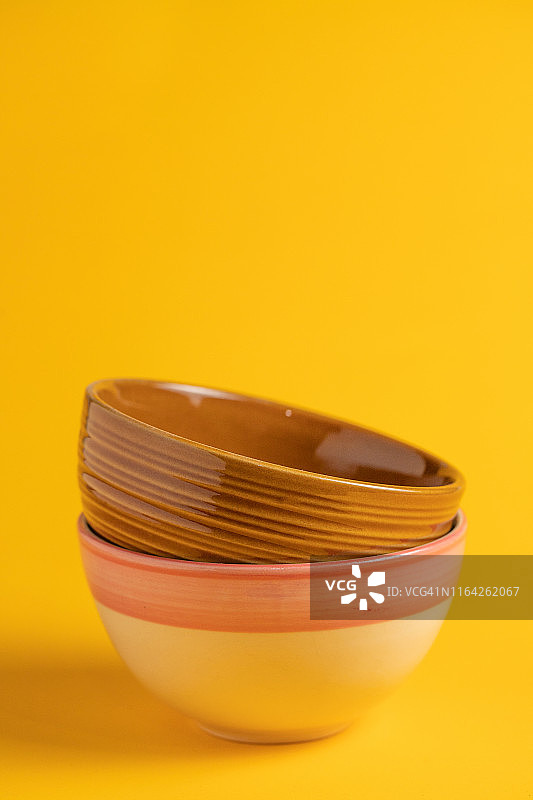 橙色背景上的空白白色杯子图片素材