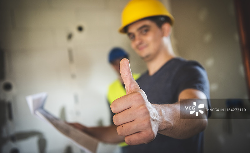 建筑工人在新建房屋内竖起大拇指图片素材