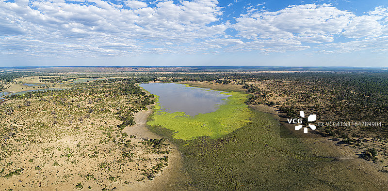 津巴布韦戈纳雷若国家公园湿地航拍景观图片素材