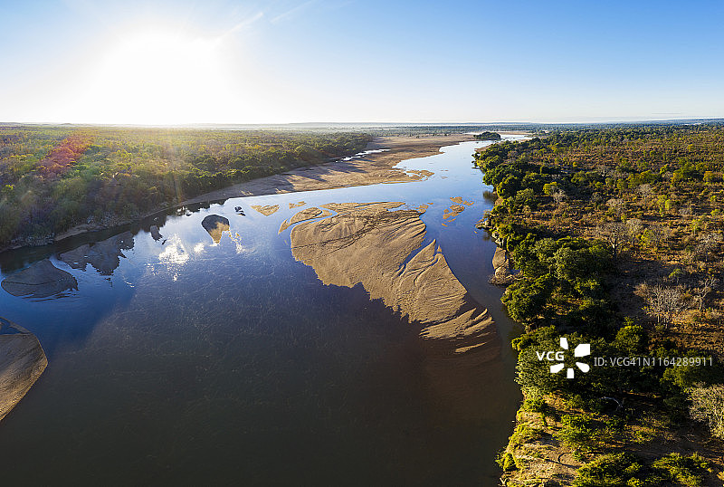 津巴布韦戈纳雷若国家公园萨维河鸟瞰图片素材