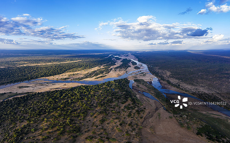 津巴布韦戈纳雷若国家公园萨维河鸟瞰图片素材
